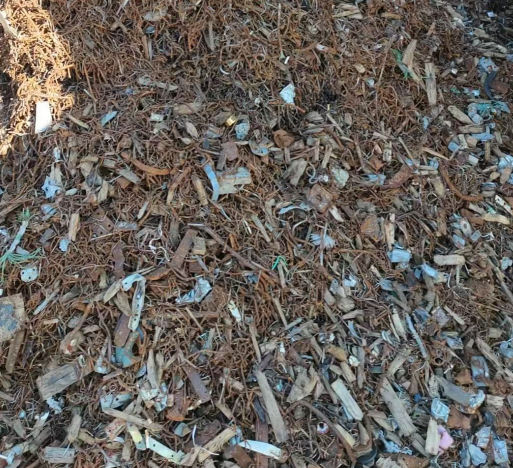 铸造厂废钢原料堆放现场，不同类型废钢等待分拣与装炉使用