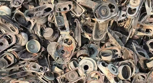 铸造企业常见废钢类型展示，包括机生铁、钢板料和破碎料