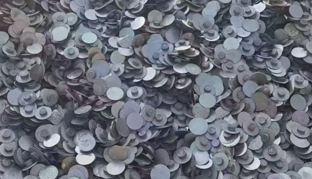 铸造厂原料场中不同规格废钢分类堆放