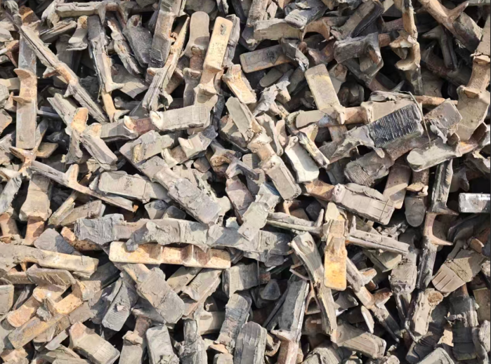 铸造厂原料仓库中的废钢压块堆放情况